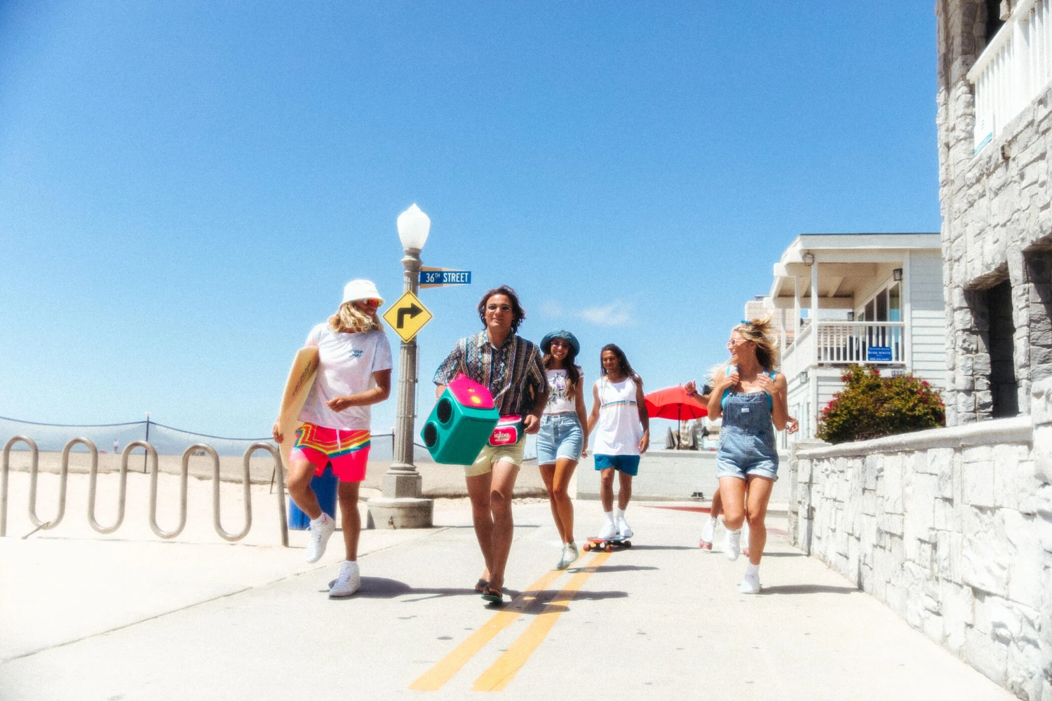 IGLOO KoolTunes Retro Cooler & Speaker - Image 7