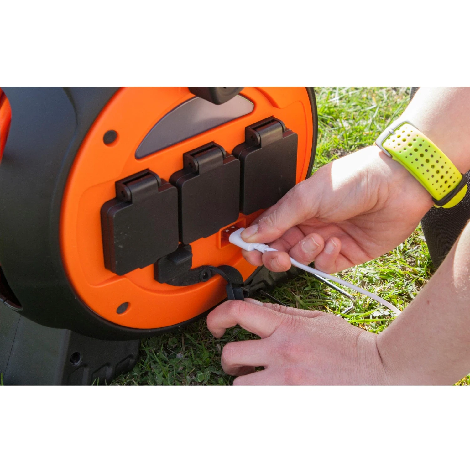 Vango Voltaic 15M Roll Away Camping Mains Lead - Image 2